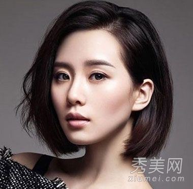 8女生斜刘海发型时尚修剪更显单薄