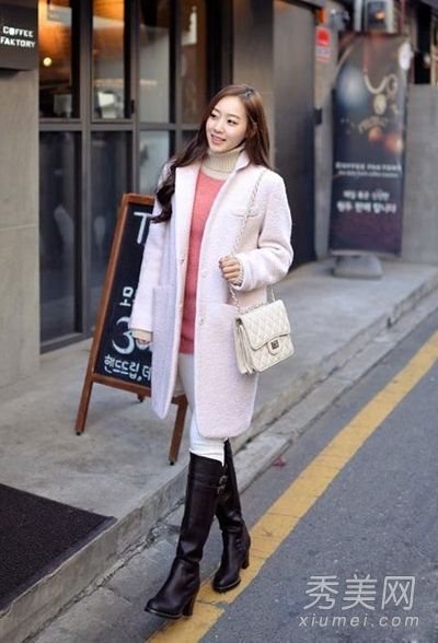 对于有肉的女性来说，紧身过臀羊毛大衣是必须的。