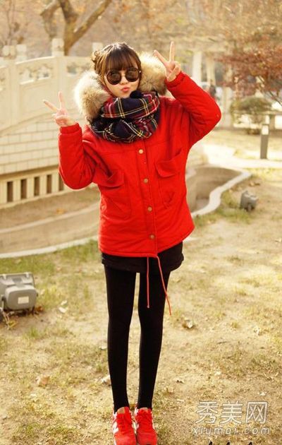 冬天，羊毛领棉衣和紧身裤在街上保暖。