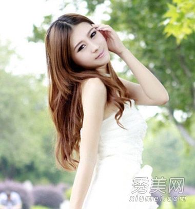 最美丽浪漫的长卷发优雅女人甜蜜的秋天