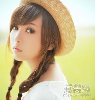 学生们在开学季节的发型设计最好是用这样的双马尾扎起来。