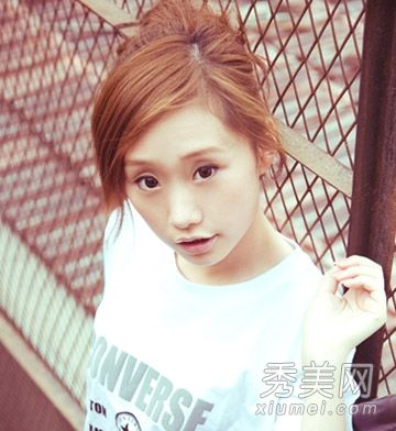 女孩们系上新的设计和流行的马尾来跟上潮流。