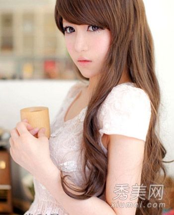 可爱的卷发和整齐的刘海被推荐为小女孩的首选时尚。