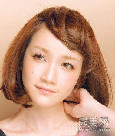 当女孩们浪漫的时候,长长的卷发是优雅的,而且在秋天更时尚。