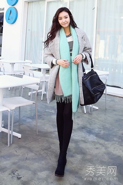 冬季约会穿外套毛衣连衣裙天真的女孩