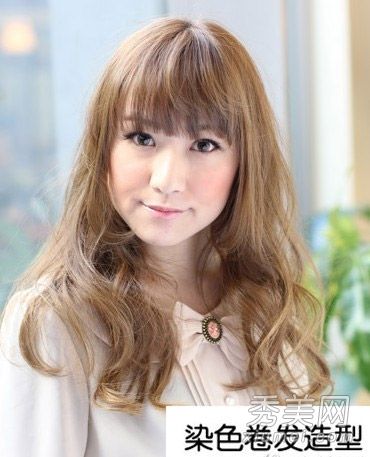 流行的棕色染卷发在秋冬更时尚