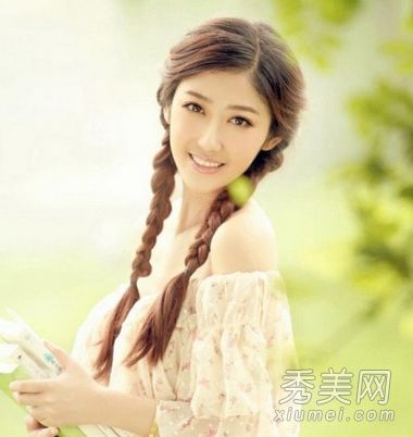 不同风格的女孩在秋天展示她们清新美丽的前额和长发。