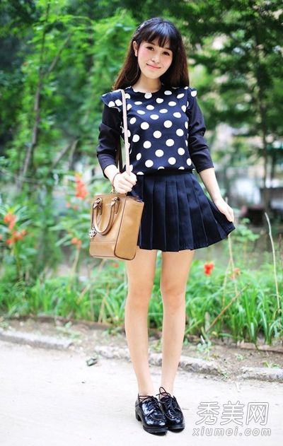 长袖上衣+高腰短裙高腰女孩秀穿方法