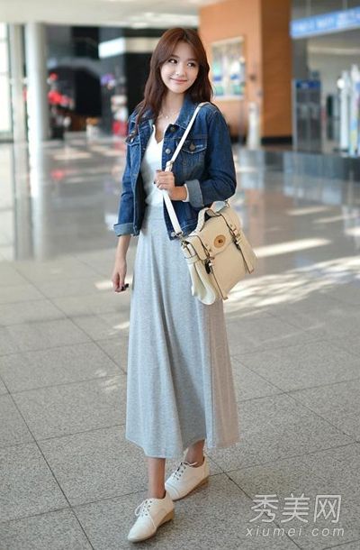 牛仔夹克，搭配长裙和韩式眼睛