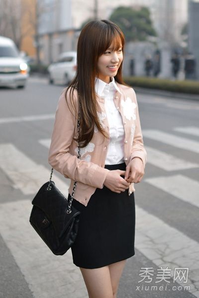 最可爱的女人和男人穿着韩国针织品都很淑女。