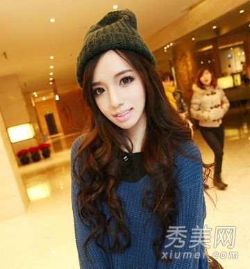 这个女孩留着美丽的长发来表达她纯洁的爱。