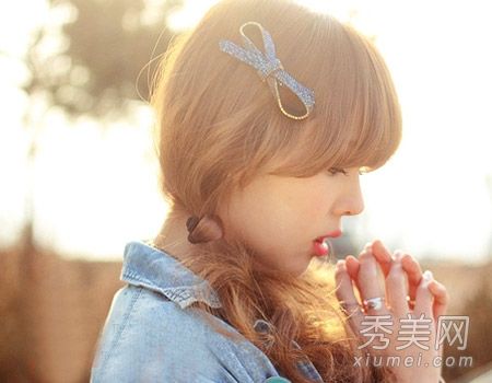 这个矮个女孩的发型策略在秋冬季非常好