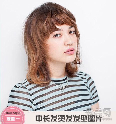 什么样的发型适合中等长度的头发?卷发很流行。