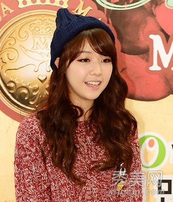 2013年的最新发型是一张超级流行的女孩发型图片。