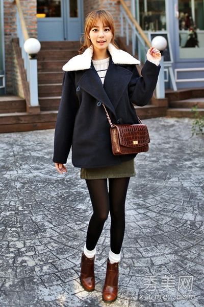 矮个子女孩在冬装和短外套中展示高技能展示九个身体