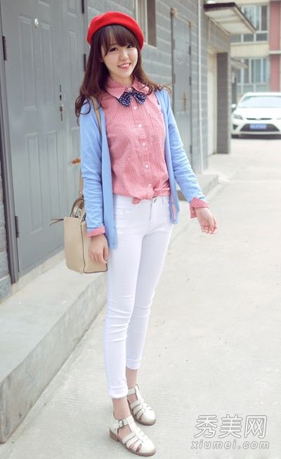 紧身裤和苗条身材的时尚衬衫