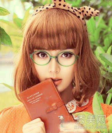 好看的日韩女士肩并肩的头发秋天浪漫最修剪