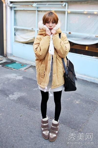 一个韩国妹妹冬天怎么穿棉衣配平角短裤很有吸引力