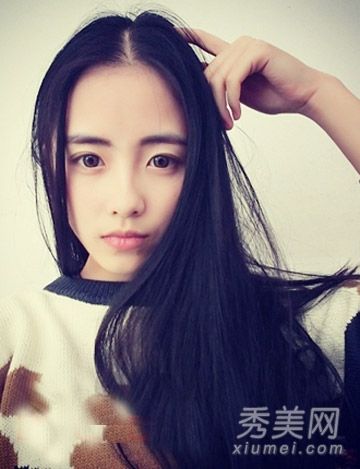 有着长长直发的新鲜小发型是最纯粹的