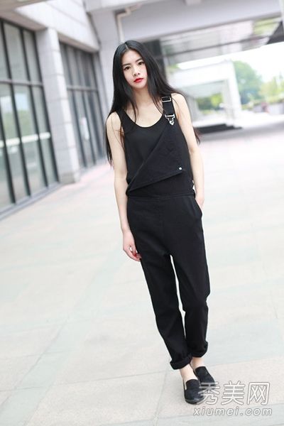 在秋天,你可以混合搭配中性风格,穿上裤子变得帅气。