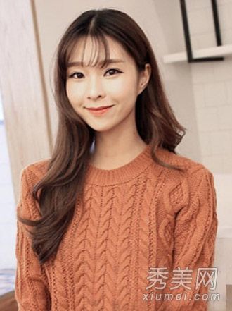 向韩国女孩学习如何以时尚的方式染头发，并在温暖的冬天喜欢棕色的头发。