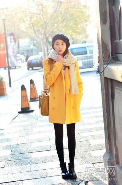 羊毛外套+连裤袜+靴子把握潮流