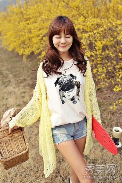 针织羊毛衫+短裤简单，初秋时容易拿出来，让人爱不释手。