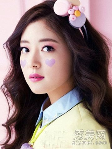 2015年最新流行的烫发发型让女孩的气质翻倍。