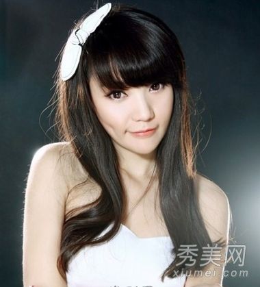 在秋天,最简单又长的直发遇到了完美的爱情。