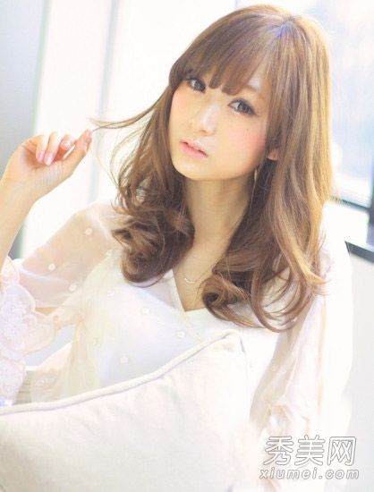 在秋天，建议原始气鬈发更自然地跟随自然。