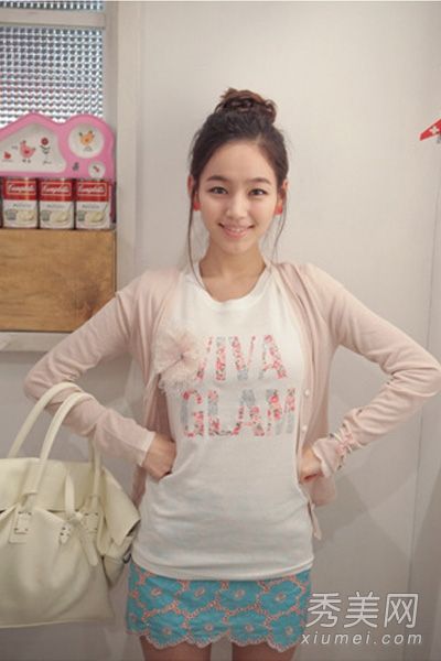 对于一个肥胖的小女孩来说，在初秋的时候藏肉，穿上针织毛衣看起来更苗条是最实际的。