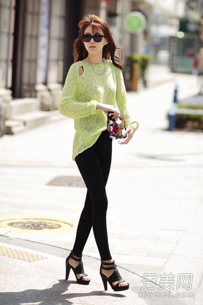 赤脚打底裤在秋天最受欢迎，所以做一个长腿女孩吧