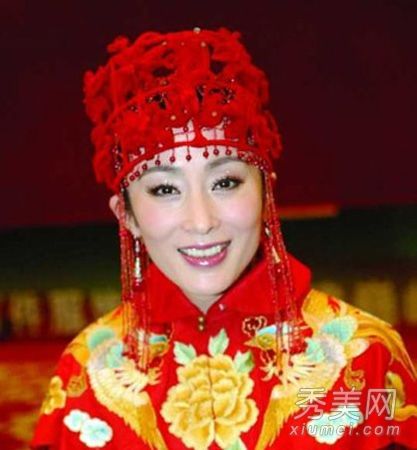 47岁的张敏年初穿着婚纱