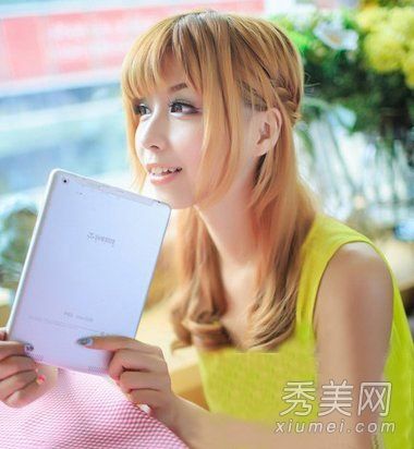 秋冬女孩的发型很时尚,刘海在秋天也很漂亮。