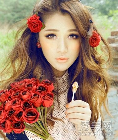 超级美女生出韩式浓郁的卷发，清新、纯净、美丽，彰显气质。