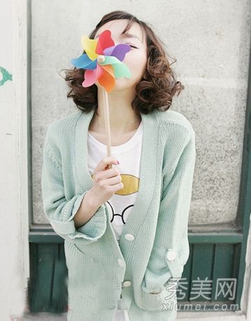 最新款的韩国女孩留着甜美的短发,她们在秋天会打扮起来并变老。