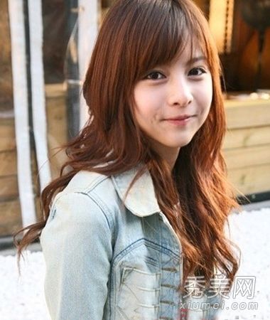 在秋冬流行的女孩中,长卷发优雅迷人。