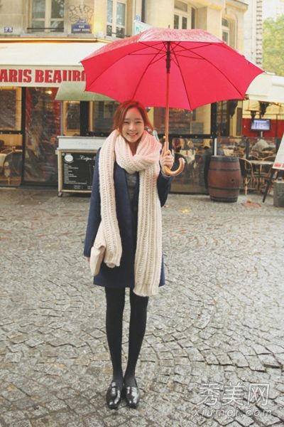 冬天穿大衣和围巾保暖的时尚方式有很多种。