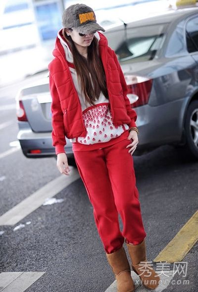 套装和雪地靴既保暖又时尚。