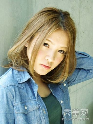 秋天,校园里的女孩们修剪头发,梳理短发,她们的艺术和文学更加年轻。