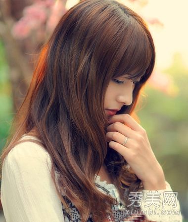 长长的卷发，浪漫优雅的淑女气质在2013年秋季很流行。