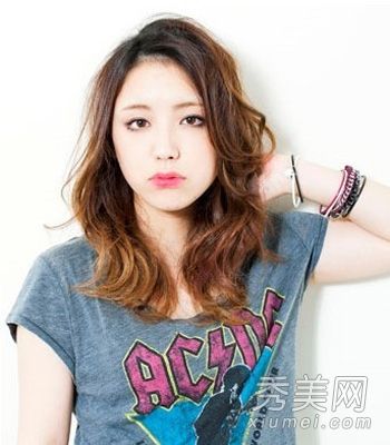 迷人的气质,中长卷发,清新的面部化妆和面部遮盖