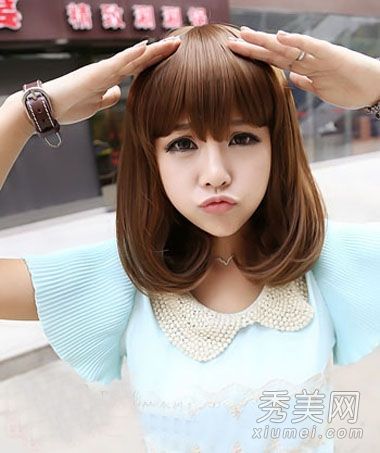 最受欢迎的女学生喜欢时尚的发型,小巧,新鲜和闪亮的校园。