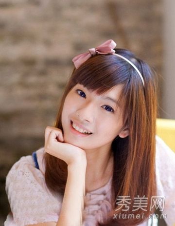清纯气质的女孩留着整齐的刘海长发是最有艺术感的