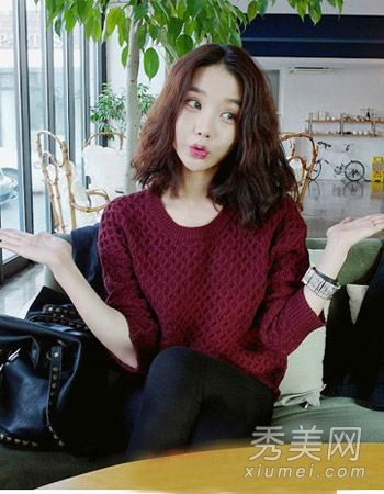 韩国女孩的发型是最受欢迎的,有一大盘俏皮的齐肩长发。