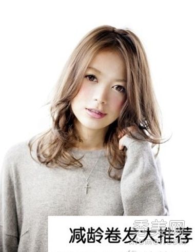 2013年，韩国蓬松的中等卷发将是今年秋天最年轻的。