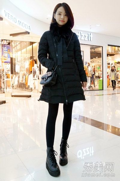 羽绒服+连裤袜+短靴冷星人们冬天穿这个