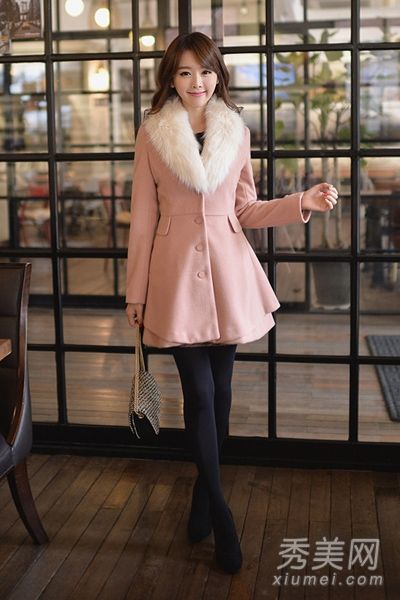 穿翻领外套的女孩在冬天最瘦。