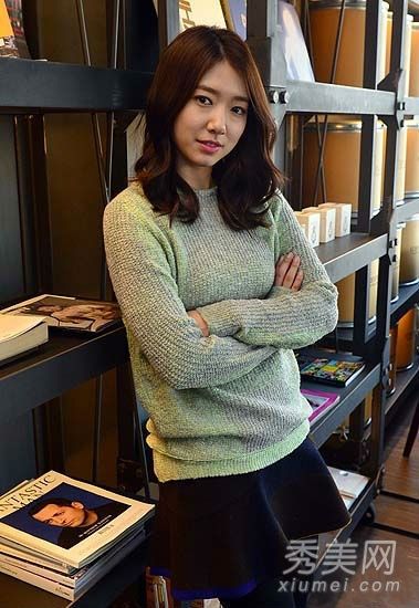 朴信惠展示可爱的冬装搭配毛衣+短裙