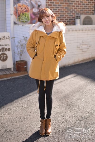 冬天，羊毛领和棉制的衣服甜美可爱。